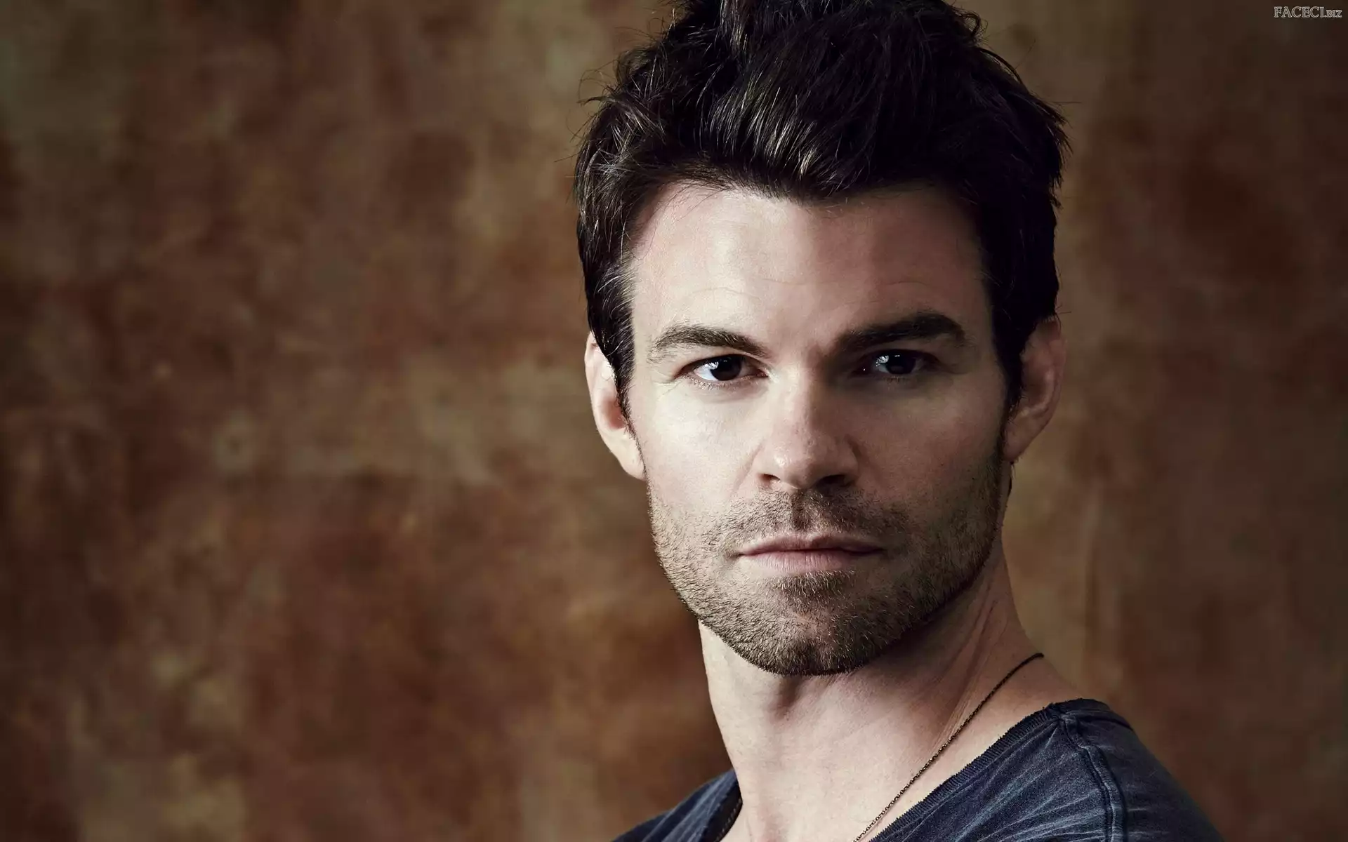 Daniel Gillies, Zarost